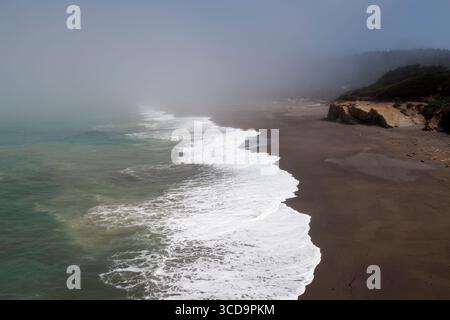 Un banc de brouillard roule vers l'intérieur des terres le long de la côte accidentée de Sonoma à Gualala Point en Californie du Nord Banque D'Images