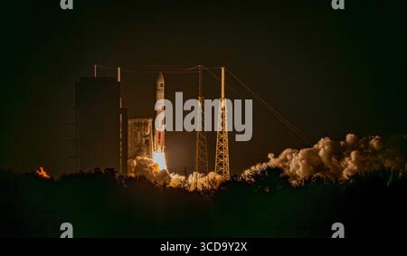 Cap Canaveral, États-Unis. 12 août 2025. ULA a lancé leur première fusée Vulcan charge utile gouvernementale pour la USSF United States Spaace Force avec USSF-106 un satellite classifié et le satellite de navigation de démonstration NTS-3 aussi à 20h56 12 août 2025 SLC-41 Cape Canaveral Brevard County Florida USA. (Photo de Scott Schilke/SipaUSA) crédit : Sipa USA/Alamy Live News Banque D'Images