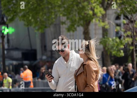 Paris, France, 16 mai 2023. Portrait de jeune touriste souriant au soleil et profitant de la ville. Concept de vacances et de voyage. Banque D'Images