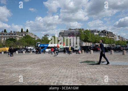 Paris, France, 16 mai 2023. Portrait de jeune touriste souriant au soleil et profitant de la ville. Concept de vacances et de voyage. Banque D'Images