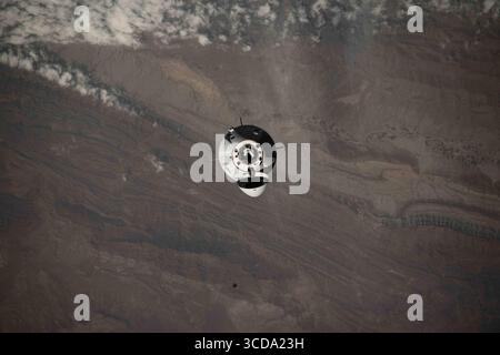 SpaceX Dragon approche de la Station spatiale internationale 2 août 2025, Station spatiale internationale, orbite terrestre : le vaisseau spatial SpaceX Dragon transportant des astronautes d'équipage 11 approche à 260 miles au-dessus du sud du Pakistan pour s'amarrer à la Station spatiale internationale, le 2 août 2025, en orbite terrestre. La capsule transporte le cosmonaute de Roscosmos Oleg Platonov, les astronautes de la NASA Mike Fincke, Zena Cardman, et l'astronaute de JAXA Kimiya Yui. Crédit image : NASA/planète Pix via ZUMA Press Wire Station spatiale internationale orbite terrestre *** SpaceX Dragon approche de la Station spatiale internationale 2 août 2025, Interna Banque D'Images
