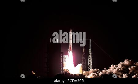 Merritt Island, Floride, États-Unis. 12 août 2025. Une fusée Vulcan Centaur de l'United Launch Alliance (ULA) est lancée depuis le Space Launch Complex-41 (SLC-41), Cape Canaveral Space Force Station, Floride, le 12 août 2025, à 20 h 56 HAE, transportant deux satellites de sécurité nationale américains pour la Space Force and Space Systems Command (crédit image : © Charles Briggs/ZUMA Press Wire) USAGE ÉDITORIAL SEULEMENT ! Non destiné à UN USAGE commercial ! Crédit : ZUMA Press, Inc/Alamy Live News Banque D'Images