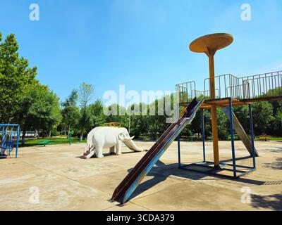 Glissades de terrain de jeu des années 1990 au Shengli Oilfield Community Park, Dongying, Chine Banque D'Images