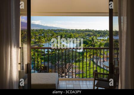 Vue de Waipuhi Fishpond et Makaiwa Bay de l'intérieur de la chambre d'hôtes au Mauna Lani, Auberge Resorts, Puako, South Kohala District, Hawaii, ÉTATS-UNIS Banque D'Images