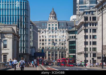 Londres, Royaume-Uni - 27 juin 2025 - vue sur la rue du London Bridge, menant à King William Street Banque D'Images