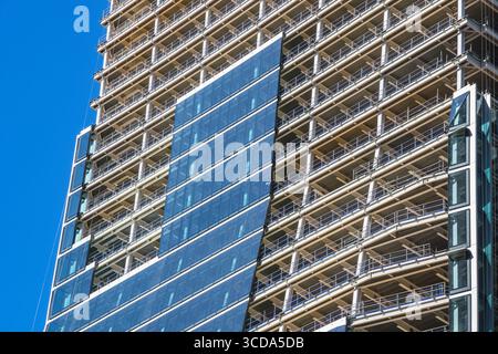 Bâtiment en construction de grande hauteur à Londres, cadre en acier avec fenêtre en verre en partie installé Banque D'Images