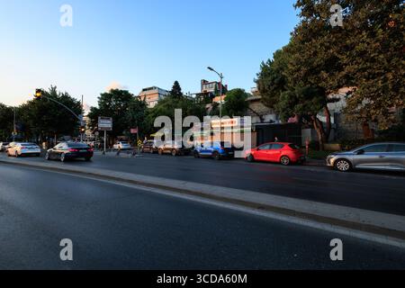 une vue sur la rue depuis la côte d'uskudar et la route vers le centre d'uskudar, istanbul Banque D'Images