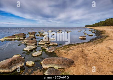 Le paysage côtier de la mer Baltique avec plage de sable et rochers rochers dans l'eau à Lohusalu Bay, Keila-Joa Rand dans le comté de Harju, Estonie. Banque D'Images