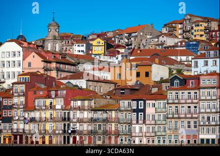 Façades de bâtiments historiques colorés dans le centre de Porto, Portugal Banque D'Images