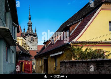 Sighisoara, centre historique de la Roumanie avec la tour de clocker emblématique et l'architecture médiévale colorée en Transylvanie Banque D'Images
