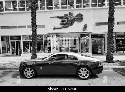 Miami Beach, Floride États-Unis - 8 juin 2024 : 2014 Rolls-Royce Wraith voiture de luxe à Ocean Drive miami Beach. Rolls Royce est une marque britannique de voitures de luxe Banque D'Images