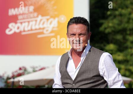 Stefan Mross - Immer wieder sonntags, Folge 9 modérateur Stefan Mross mit Immer wieder sonntags Banner im Hintergrund. ARD-Unterhaltungsshow Immer Wieder sonntags. TV-Aufzeichnung und Live-Übertragung vom 10.08.2025 aus dem Wasserpark Rulantica, Rust. Baden-Württemberg, Deutschland. *** Stefan Mross Immer Wieder sonntags, épisode 9 présentateur Stefan Mross avec Immer Wieder sonntags bannière en arrière-plan ARD spectacle de divertissement Immer Wieder sonntags enregistrement TV et diffusion en direct du 10 08 2025 depuis le parc aquatique Rulantica, Rust Baden Württemberg, Allemagne Banque D'Images