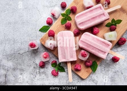Crème glacée à la framboise maison et framboises fraîches. Repas d'été. Banque D'Images