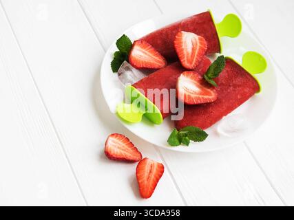 crème glacée aux fraises maison et fraises fraîches sur une table Banque D'Images