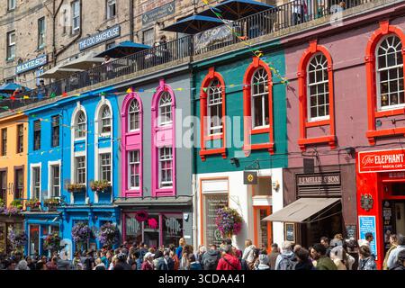 Victoria Street dans le Grassmarket est célèbre pour ses boutiques multicolores, à Édimbourg, en Écosse Banque D'Images