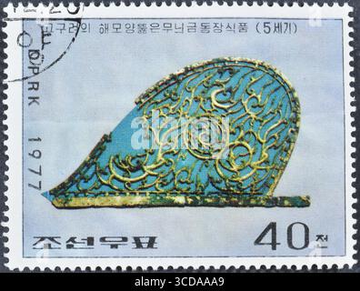 Timbre-poste oblitéré imprimé par la Corée du Nord, qui montre un ornement or-cuivre, dynastie Koguryo, relique culturelle coréenne, vers 1977. Banque D'Images