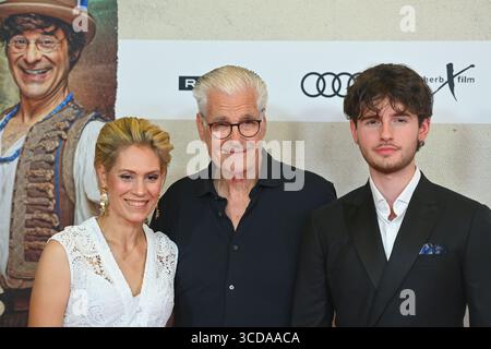 Munich, Allemagne. 12 août 2025. Sky DU MONT (acteur) avec Julia SCHUETZE et son Fayn. La première cinématographique du CANOË MANITOU le 12 août 2025 au Mathaeser Kino de Munich. Crédit : dpa Picture alliance/Alamy Live News Banque D'Images
