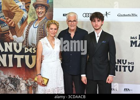 Munich, Allemagne. 12 août 2025. Sky DU MONT (acteur) avec Julia SCHUETZE et son Fayn. La première cinématographique du CANOË MANITOU le 12 août 2025 au Mathaeser Kino de Munich. Crédit : dpa Picture alliance/Alamy Live News Banque D'Images