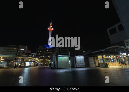 Kyoto, JAPON - 4 décembre 2021 : scène nocturne de la Tour de Kyoto brillante au-dessus de la ville, avec entrée illuminée du centre commercial souterrain Porta dans le Foregro Banque D'Images
