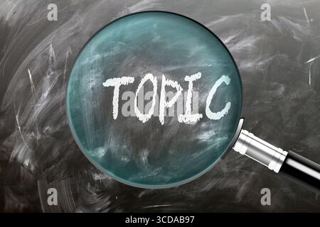Sujet - apprendre, étudier et inspecter. Examinez de plus près le sujet. Une loupe agrandissant le mot « sujet » écrit sur un tableau noir Banque D'Images