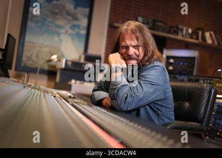 Tutzing, Allemagne. 06 août 2025. Leslie Mandoki, musicien et producteur, est assis au bureau de mixage dans le studio d'enregistrement de sa société de production Red Rock production. Crédit : Karl-Josef Hildenbrand/dpa/Alamy Live News Banque D'Images