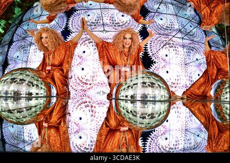 Édimbourg, Écosse, Royaume-Uni. 13 août 2025. Edinburgh Fringe : Fringe Superstar Miss Frisky du remaniement de Frisky rend visite à Camera Obscura et s'amuse. Exposition au Palais du variété à Assembly George Square Gardens, salle 3. Crédit : Craig Brown/Alamy Live News Banque D'Images