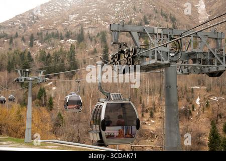 Téléphérique à la station de ski de Medeo, qui abrite la plus haute patinoire du monde, Almaty, Kazakhstan Banque D'Images