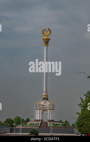 Le monument de l'indépendance à l'intérieur du parc Rudaki, Douchanbé, Tadjikistan Banque D'Images