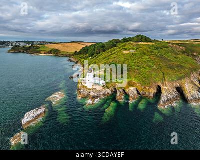 Phare de St Anthony depuis drone, péninsule de Roseland, promenade circulaire de Head, Cornouailles, Royaume-Uni Banque D'Images