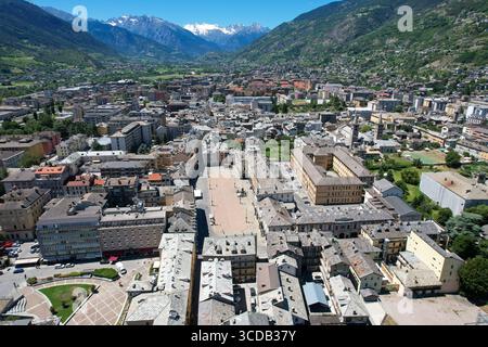 Vue aérienne de l'ancienne Porta Pretoria debout audacieuse contre la ligne d'horizon de la ville, nichée au milieu de la vallée verdoyante et des montagnes enneigées lointaines, Aoste, Val d'Aoste, Italie. Banque D'Images