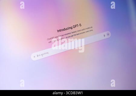 Poznan, Pologne - 9 août 2025 : affichage de l'écran d'application ChatGPT introduisant GPT-5, illustrant le développement de l'intelligence artificielle et des nouveautés Banque D'Images