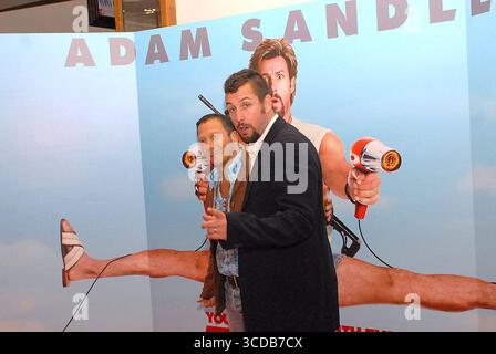 Rob Schneider et Adam Sandler lors de la première irlandaise de 'You Don't Mess with the Zohan' au Savoy Cinema de Dublin - 30 juillet 2008 Banque D'Images