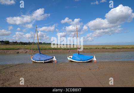 bateaux amarrés, marais salants de blakeney, nord du norfolk, angleterre Banque D'Images