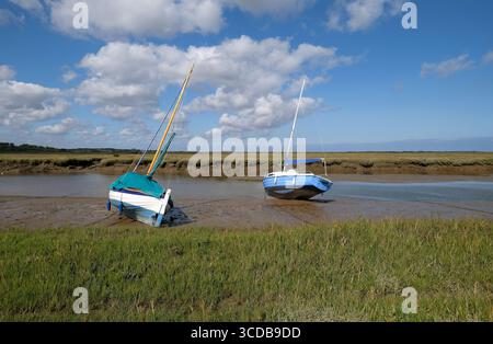 bateaux amarrés, marais salants de blakeney, nord du norfolk, angleterre Banque D'Images