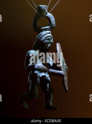 13 août 2025, Bavière, Munich : une statuette de guerrier (guerrier en bronze - environ IIIe siècle av. J.-C.) est exposée lors de la présentation de trouvailles provenant des fouilles de la colonie celtique de Manching au Bureau d'État bavarois pour la préservation des monuments. Selon le Bureau de l'État, l'oppidum de Manching est la colonie celtique la mieux étudiée en Europe centrale. De 2021 à 2024, les archéologues ont examiné le monument en détail dans le cadre des travaux de construction. Les trouvailles fournissent un aperçu unique de la vie, du travail et de la mort dans un grand établissement de l'âge du fer tardif. Photo : Sven Hoppe/dpa crédit : d Banque D'Images