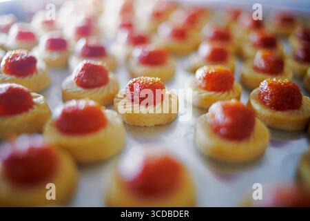 Gros plan de tartes à l'ananas fraîchement cuites sur un plateau dans la cuisine Banque D'Images