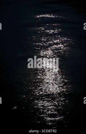 Lac Léman dans la lumière de la lune. Suisse, automne 2022 Banque D'Images