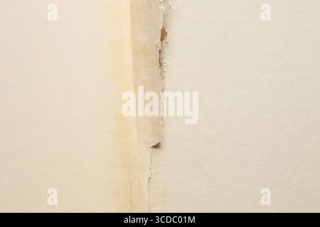 Pages d'un livre ouvert blanc vieux jauni et déchiré au milieu du livre gros plan comme un fond pour la conception Banque D'Images