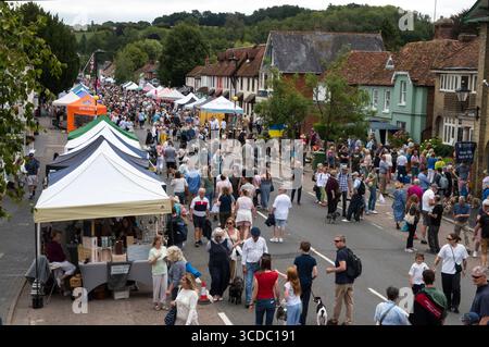 Stockbridge Hampshire Festival d'été annuel appelé "Trout N About". Stockbridge High Street fermée à la circulation, des foules de gens errant autour, profitant d'une journée à l'extérieur. La route large est une vieille route des moutons et des gardiens de bétail. Test Valley, Hampshire, Angleterre 2015 Royaume-Uni 2020s HOMER SYKES Banque D'Images