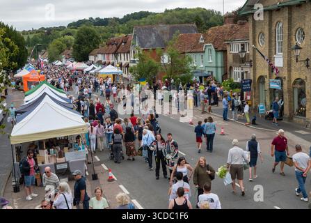 Stockbridge Hampshire Festival d'été annuel appelé "Trout N About". Stockbridge High Street fermé à la circulation, des foules de gens errant autour, profiter d'une journée out.Town Hall sur la droite. La route large est un vieux marché routier de moutons et de bovins. Test Valley, Hampshire, Angleterre 2015 Royaume-Uni 2020s HOMER SYKES Banque D'Images