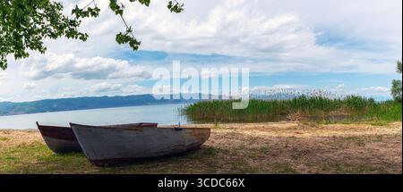 Les rives du lac Ohrid près du monastère de Sveti Naum. Banque D'Images