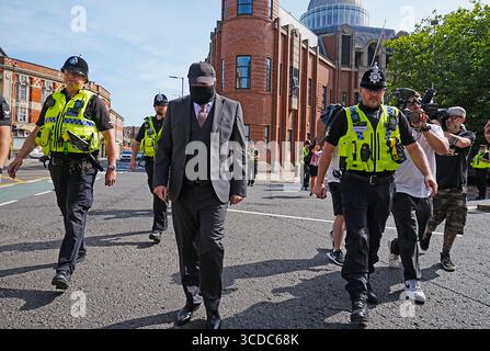 Robert Bush (au centre) quittant la cour de la Couronne de Hull, où il a été accusé de 30 chefs d'accusation d'avoir empêché un enterrement légal et de 30 chefs d'accusation de fraude par fausse représentation concernant des corps trouvés chez Legacy Independent Funeral Directors. Date de la photo : mercredi 13 août 2025. Banque D'Images