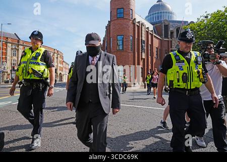 Robert Bush (au centre) quittant la cour de la Couronne de Hull, où il a été accusé de 30 chefs d'accusation d'avoir empêché un enterrement légal et de 30 chefs d'accusation de fraude par fausse représentation concernant des corps trouvés chez Legacy Independent Funeral Directors. Date de la photo : mercredi 13 août 2025. Banque D'Images