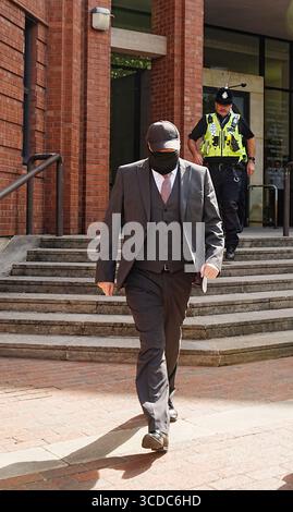Robert Bush quittant la cour de la Couronne de Hull, où il a été accusé de 30 chefs d'accusation d'avoir empêché un enterrement légal et de 30 chefs d'accusation de fraude par fausse représentation relative à des corps trouvés à Legacy Independent Funeral Directors. Date de la photo : mercredi 13 août 2025. Banque D'Images