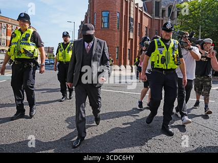 Robert Bush (au centre) quittant la cour de la Couronne de Hull, où il a été accusé de 30 chefs d'accusation d'avoir empêché un enterrement légal et de 30 chefs d'accusation de fraude par fausse représentation concernant des corps trouvés chez Legacy Independent Funeral Directors. Date de la photo : mercredi 13 août 2025. Banque D'Images
