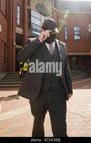 Robert Bush quittant la cour de la Couronne de Hull, où il a été accusé de 30 chefs d'accusation d'avoir empêché un enterrement légal et de 30 chefs d'accusation de fraude par fausse représentation relative à des corps trouvés à Legacy Independent Funeral Directors. Date de la photo : mercredi 13 août 2025. Banque D'Images