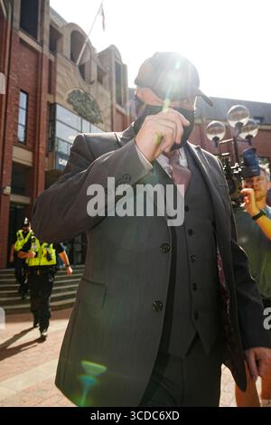 Robert Bush quittant la cour de la Couronne de Hull, où il a été accusé de 30 chefs d'accusation d'avoir empêché un enterrement légal et de 30 chefs d'accusation de fraude par fausse représentation relative à des corps trouvés à Legacy Independent Funeral Directors. Date de la photo : mercredi 13 août 2025. Banque D'Images