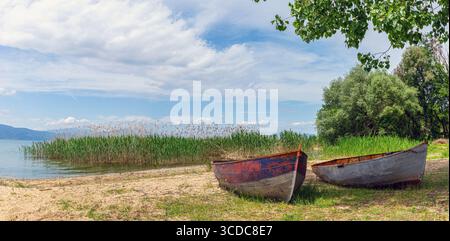 Les rives du lac Ohrid près du monastère de Sveti Naum. Banque D'Images