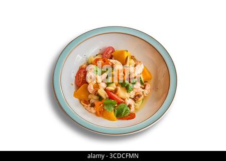 Ceviche ananas, mangue et crevettes dans un bol isolé sur blanc avec chemin de coupe Banque D'Images