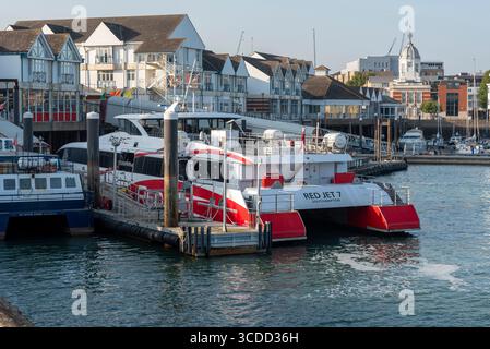 Southampton Angleterre Royaume-Uni. 10.08.2025. Les passagers de ferry rapide ont uniquement accosté dans le port de Southampton Royaume-Uni Banque D'Images